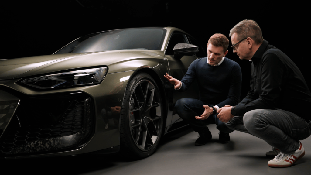 Zwei Männer erklären das Rad des Audi e-tron GT