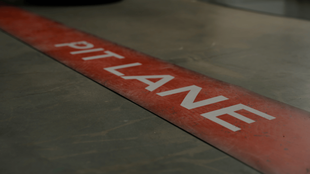 Schriftzug „Pit Lane“ auf dem Boden des Filmsets – Audi e-tron GT