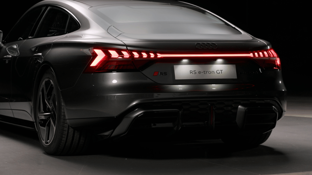 Heckansicht des Audi e-tron GT mit Leuchtband