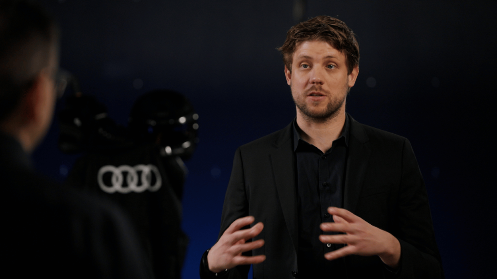 Moderator vor der Kamera im Audi-Studio – Schulungsvideo e-tron GT
