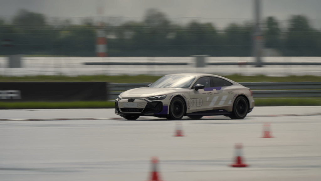 Audi e-tron GT fährt zwischen Pylonen auf der Teststrecke