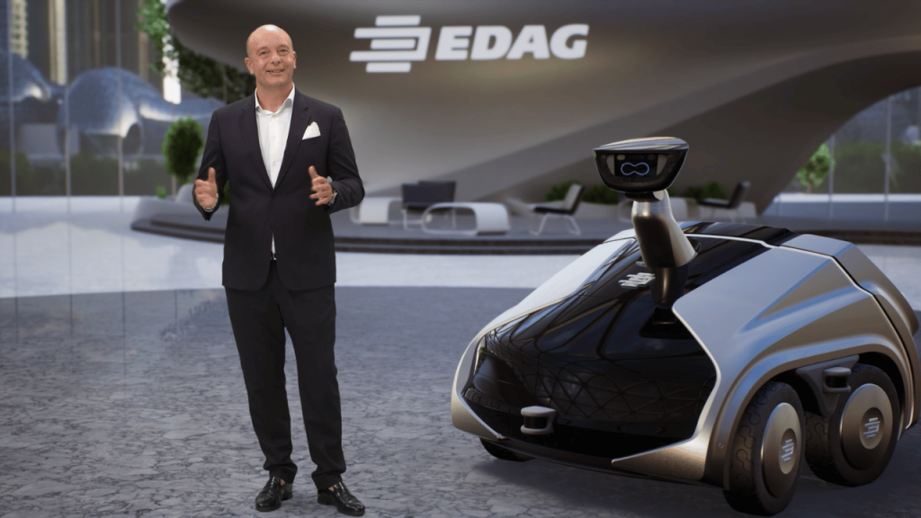 Moderator neben dem EDAG CityBot in animierter 3D-Umgebung