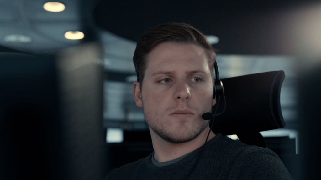 Mitarbeiter mit Headset im Leitstand – Recruitingfilm Fraport