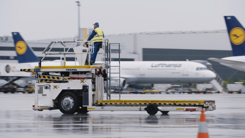 Flugzeugtreppe vor einem Lufthansa-Flugzeug auf dem Vorfeld – Fraport