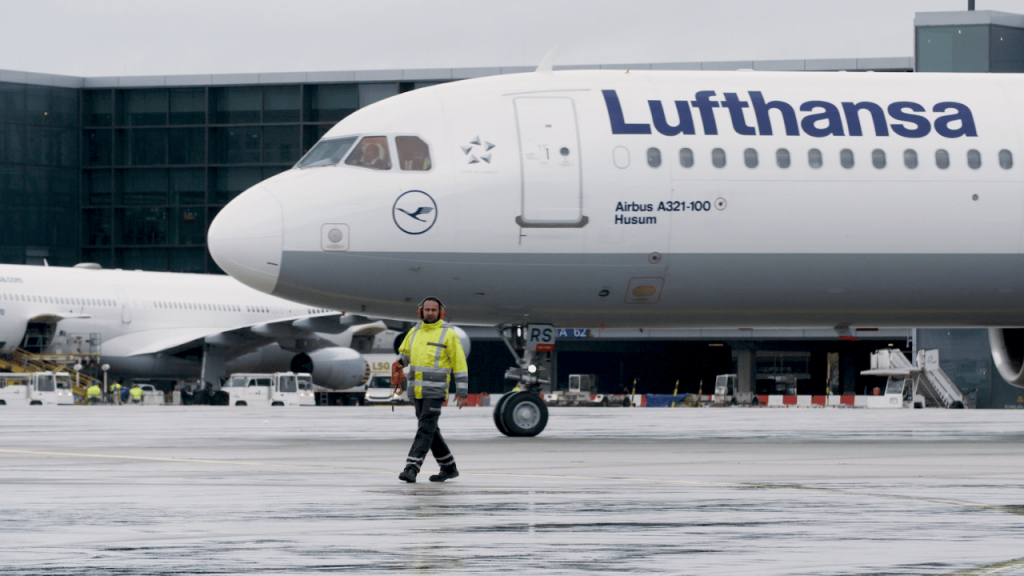 Mitarbeiter vor einem Lufthansa-Flugzeug auf dem Vorfeld – Fraport